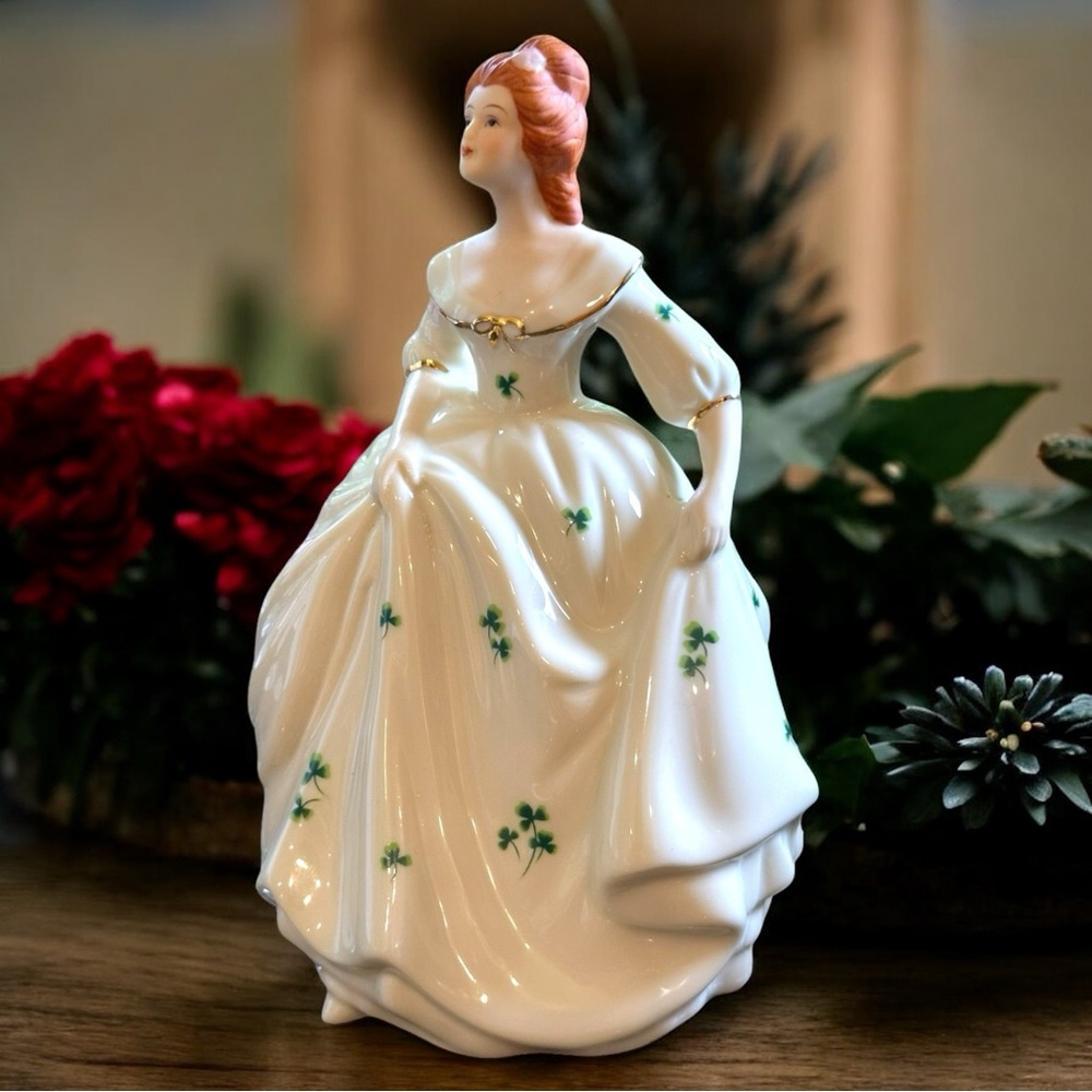 Porcelain Irish Lady in Shamrock Dress Figurine Sankyo Music Box "Irish Eyes"
